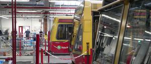 Viele Züge der S-Bahn sind alt und reparaturanfällig. Ein Blick in das Werk in Grünau.