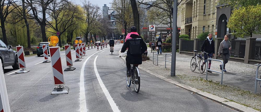 Viel Platz bekommen Radfahrer an den Kreuzberger Kanaluferstraßen.