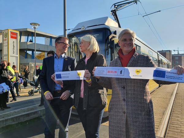 BVG-Vorstand Rolf Erfurt, Verkehrssenatorin Regine Günther und BVG-Chefin Eva Kreienkamp schickten die erste Bahn auf die Reise.