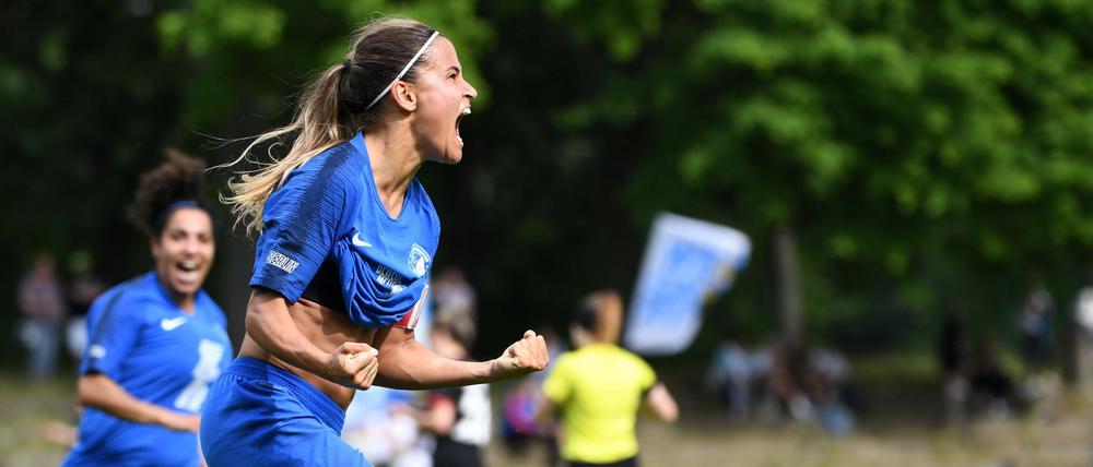 Torschützin Aylin Yaren jubelt im Berliner Fußball-Pokalfinale, das sie mit Türkiyemspor 2:0 gegen Viktoria gewann. 
