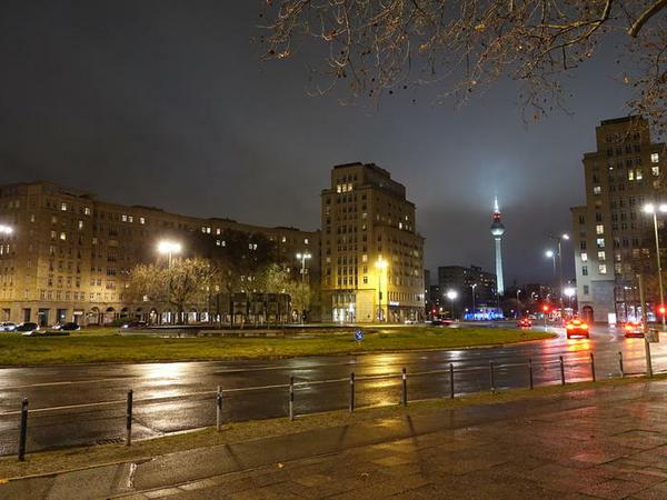 Mit Blick auf den Alex: Der Strausberger Platz in Berlin-Friedrichshain bei Nacht. 
