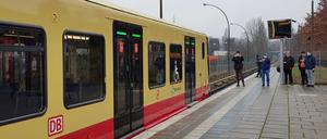 Fans fotografieren am ersten Betriebstag einen neuen Zug in Spindlersfeld.