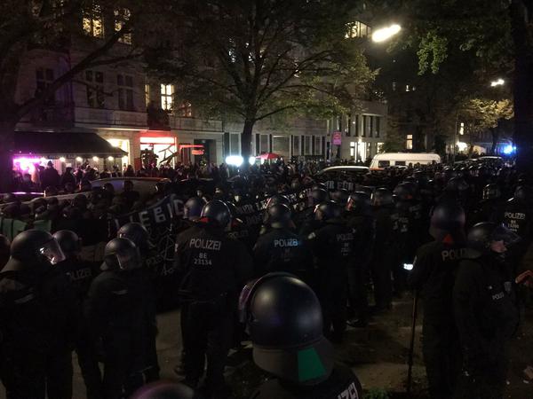 Demonstranten ziehen am Samstagabend durch Kreuzberg.