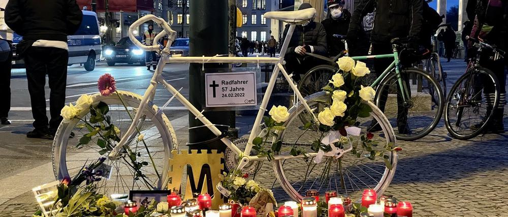 Mahnwache für den getöteten Radfahrer am Brandenburger Tor. 