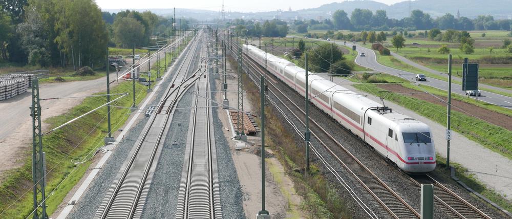 Noch fährt der ICE von Berlin nach München auf alten Gleisen. Die neue Strecke links wird 2022 fertig.