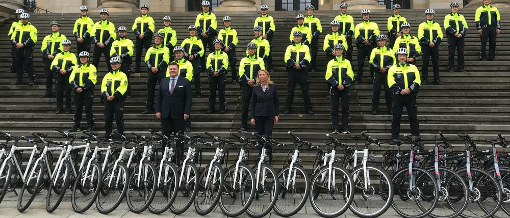 Gruppenbild mit Präsidentin und Senator: die aufgestockte Fahrradstaffel der Berliner Polizei.