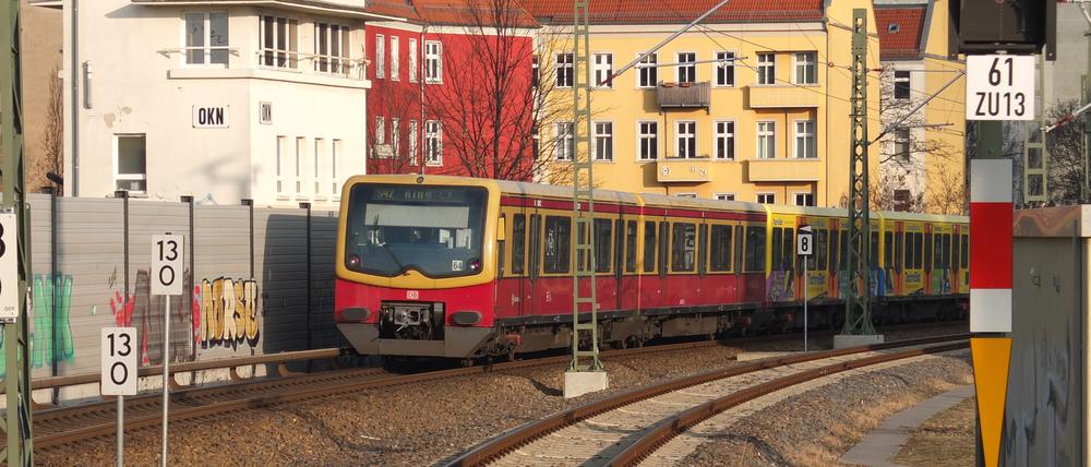 Ein Ringbahnzug erreicht den Bahnhof Ostkreuz. (Archiv)
