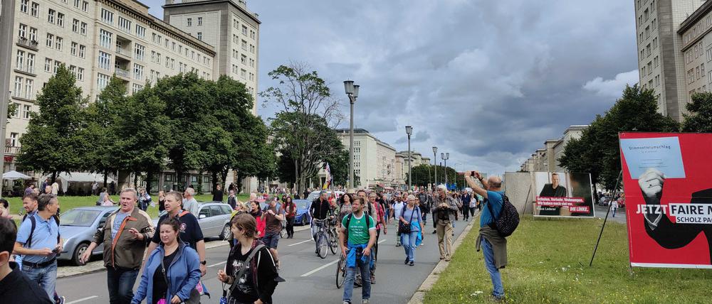 Querdenker ziehen über die Karl-Marx-Allee in Richtung Alexanderplatz.