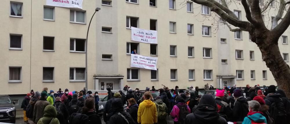 Zur Hausbesetzung kamen auch viele Unterstützer in die Habersaathstraße 40-48 in Mitte.