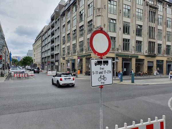 Durchfahrt nicht erlaubt. Viele Autofahrer interessiert das Schild nicht.