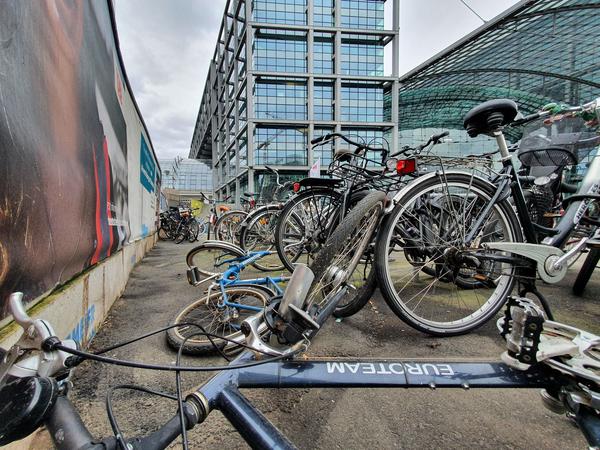 Seit Jahren beklagen Fahrradfahrer einen Mangel an Stellplätzen am Hauptbahnhof.