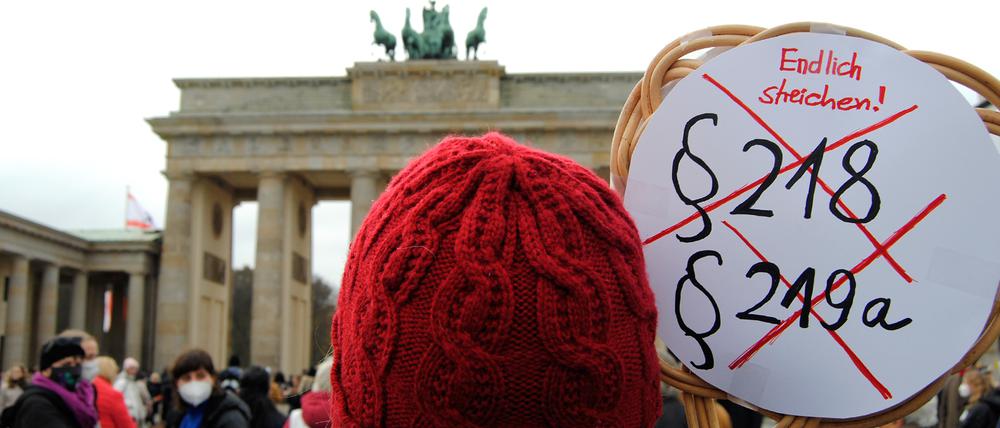 „Weg mit § 218“: Kundgebung des Bündnisses für sexuelle Selbstbestimmung Mitte November vor dem Brandenburger Tor.