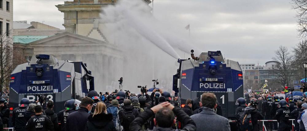 Maßvoll oder folgenreich? Der Wasserwerfer-Einsatz am Brandenburger Tor.
