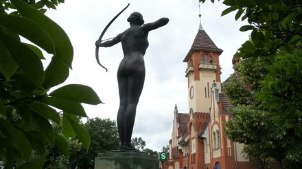 Statue "Die Bogenspannerin" von Ferdinand Lepcke vor dem S-Bahnhof Nikolassee. 