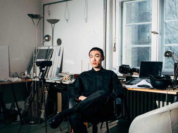 Isaac Chong Wai, 29 Jahre alt, ist in Hongkong aufgewachsen und lebt seit vier Jahren in Berlin. In seinem Atelier in Prenzlauer Berg arbeitet er vor allem an Tanzperformances.