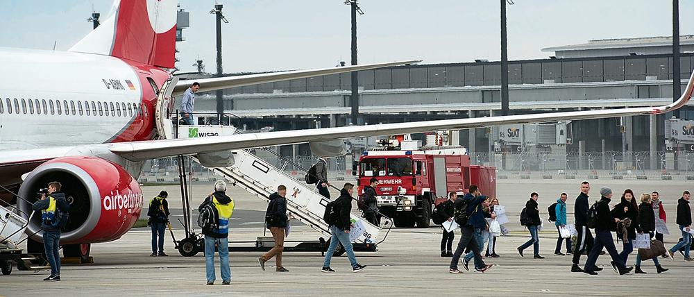 Bei einer Notfallübung am künftigen Flughafen Berlin Brandenburg (BER) in Schönefeld (Brandenburg) verlassen Passagiere ein Flugzeug. 