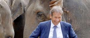 Finanzsenator Ulrich Nußbaum besucht die Elefanten des Tierparks in Friedrichsfelde - und zeigt sich angetan. Für ihn kommt eine Schließung nicht in Frage.