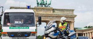 Sicherheitsvorkehrungen für Obama-Besuch in Berlin: Polizisten stehen am Donnerstag vor dem Brandenburger Tor in Berlin. Am 18. und 19. Juni wird sich US-Präsident Barak Obama in Berlin aufhalten. Für den Besuch gilt die höchste Sicherheitsstufe 1+, bei der auch Teile der Innenstadt abgeriegelt werden.