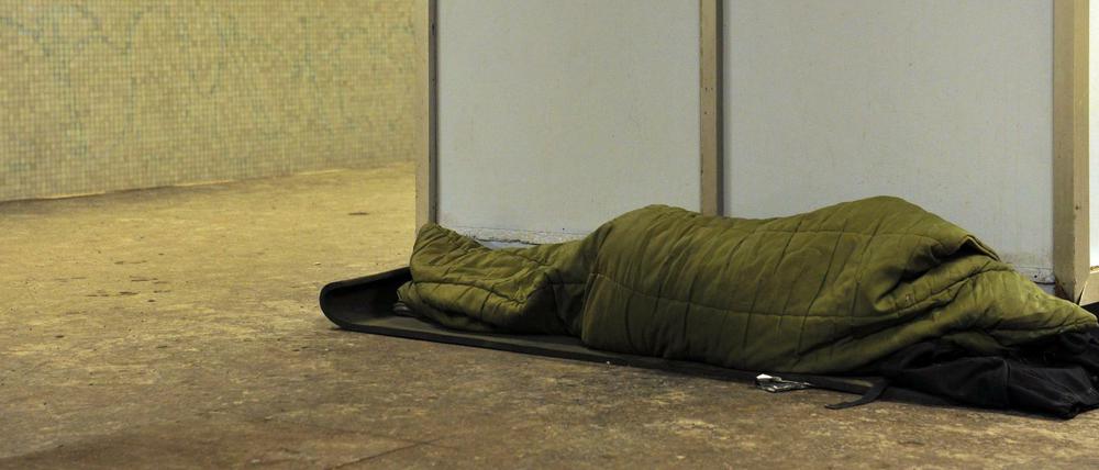 Ein Obdachloser liegt auf dem Boden der U-Bahnstation am Hansaplatz. Schlafende Obdachlose in U-Bahnhöfen - das könnte schon bald Vergangenheit sein.