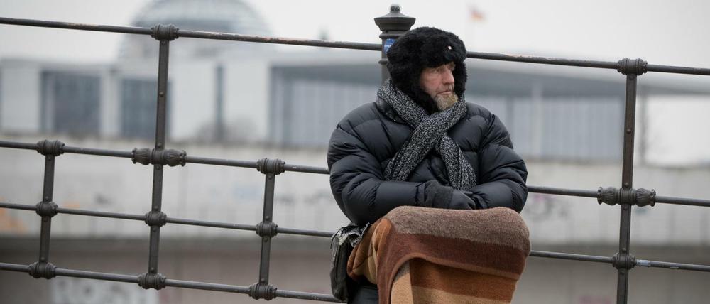 Ein Obdachloser sitzt in der Kälte im Regierungsviertel. Die genaue Zahl der Obdachlosen in Berlin ist unbekannt.