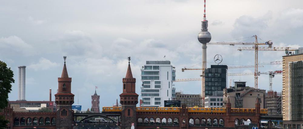 Blick auf die Oberbaumbrücke in Friedrichshain-Kreuzberg. Im Bezirk liegt die Sieben-Tage-Inzidenz bei über 50.