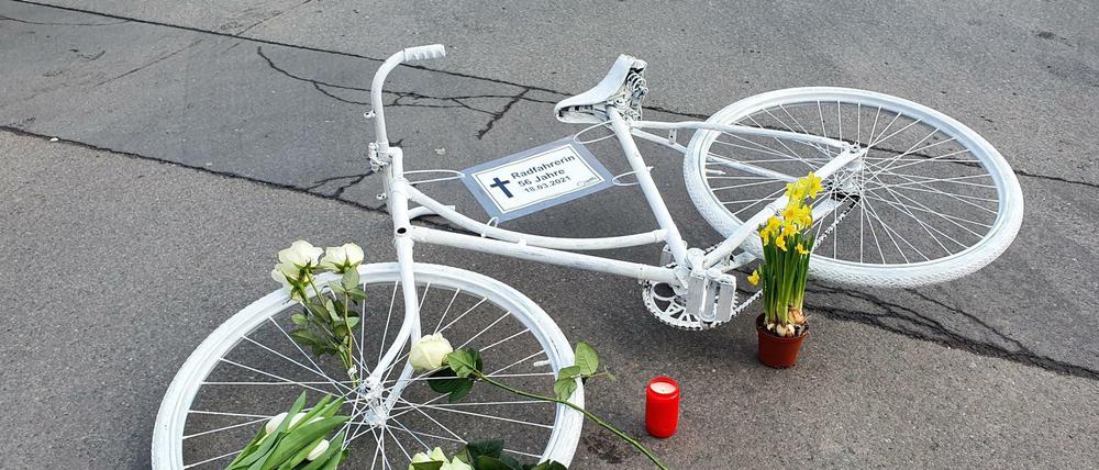 "Geisterräder", wie hier eines im März 2021 in der Neuköllner Oderstraße, erinnern an im Berliner Straßenverkehr getötete Radfahrer.