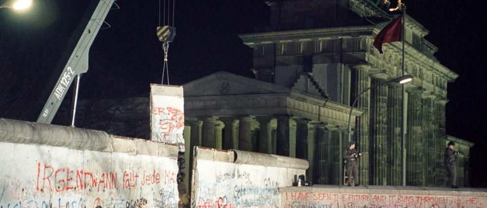 Schon kurz nach dem Mauerfall im November 1989 wurde die Mauer löchrich. Doch erst im Juni 1990 begann der Abriss des Betonwalls.