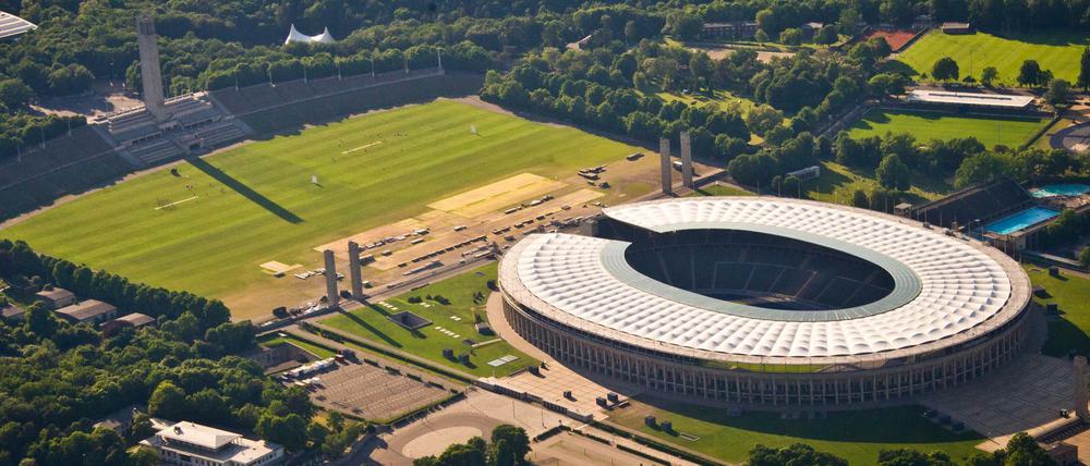 Die Luftaufnahme zeigt das Olympiastadion und den Umliegenden Olympiapark. Das Land Berlin will das Gelände für 25 Millionen Euro renovieren.