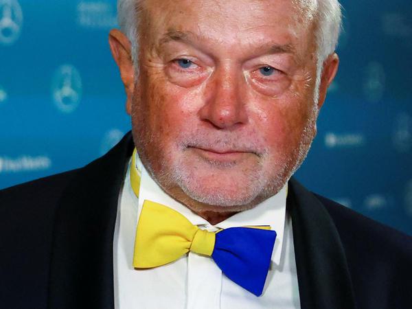 Farbenspiel: Bundestagsvizepräsident Wolfgang Kubicki (FDP) mit einer Fliege im Gelb-Blau der Ukraine.