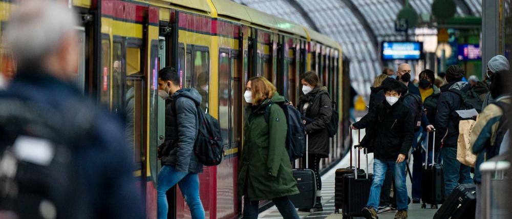 Bitte vorher ein Ticket lösen: Fahrgäste steigen im Berliner Hauptbahnhof in eine S-Bahn ein.