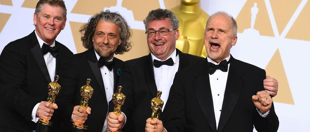 Oscar für "Blade Runner 2049": Gerd Nefzer (2.v.r.) präsentiert mit Kollegen seinen Oscar.