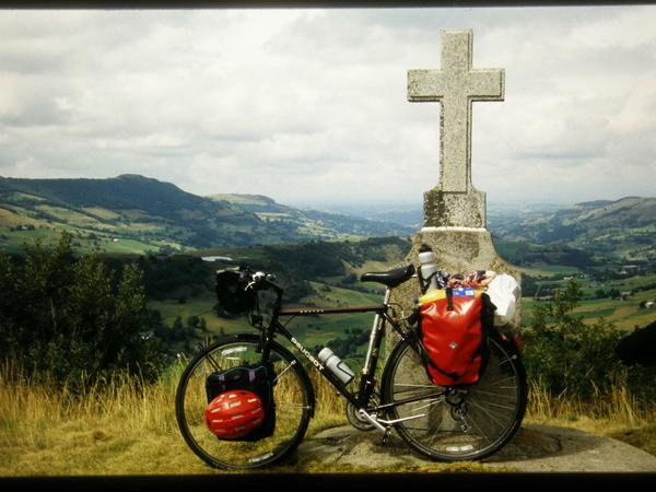 Unterwegs im Heimatland des Peugeot-Rads: 1998 auf Tour durch die Auvergne.