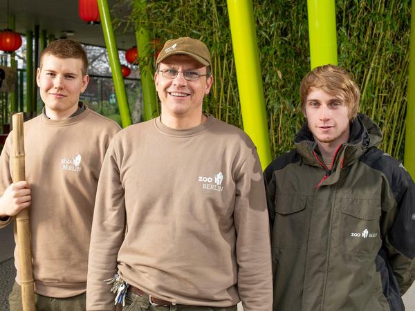 Tierpfleger Nico Heydemann (von links), Panda-Team-Revierleiter Norbert Zahmel und Tierpfleger Corvin Schmohl.jpg