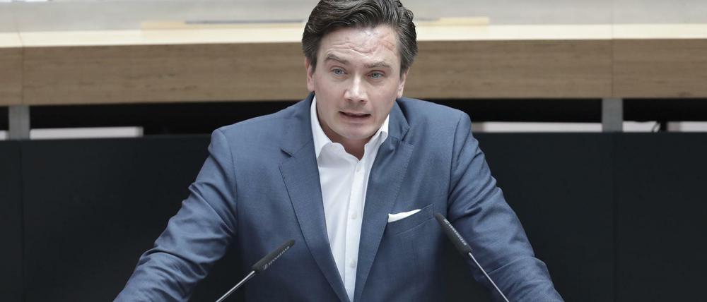 FDP-Mann Marcel Luthe am Rednerpult im Plenum.
