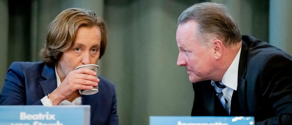 AfD-Landeschef Georg Pazderski und seine Stellvertreterin Beatrix von Storch müssen ein neues Landesschiedsgericht wählen lassen. 