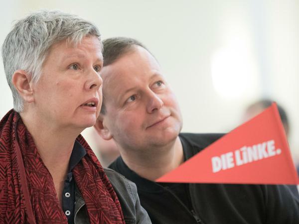 Katina Schubert, Landesvorsitzende, und Klaus Lederer, Kultursenator, auf dem Parteitag ihrer Partei Die Linke. 