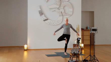 Patricia Thielemann gibt in ihrem Studio "Spirit-Yoga" einen Online-Kurs. Ein Hoteldirektor hatte ihr einen größeren Saal angeboten, damit Teilnehmerinnen Abstand wahren können. Aber das Angebot kann sie derzeit nicht nutzen. 