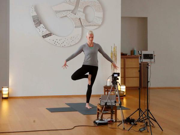 Mit Online-Kursen hält sich Yogalehrerin Patrizia Thielemann über Wasser, doch sie macht Verluste. Eines ihrer drei Studios hat sie bereits geschlossen.