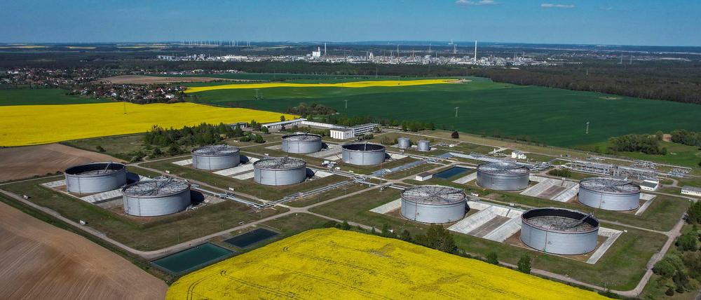 Die Tanks der PCK-Raffinerie in Schwedt: Von hier werden Berlin, Brandenburg und Mecklenburg-Vorpommern mit Kraftstoffen versorgt.