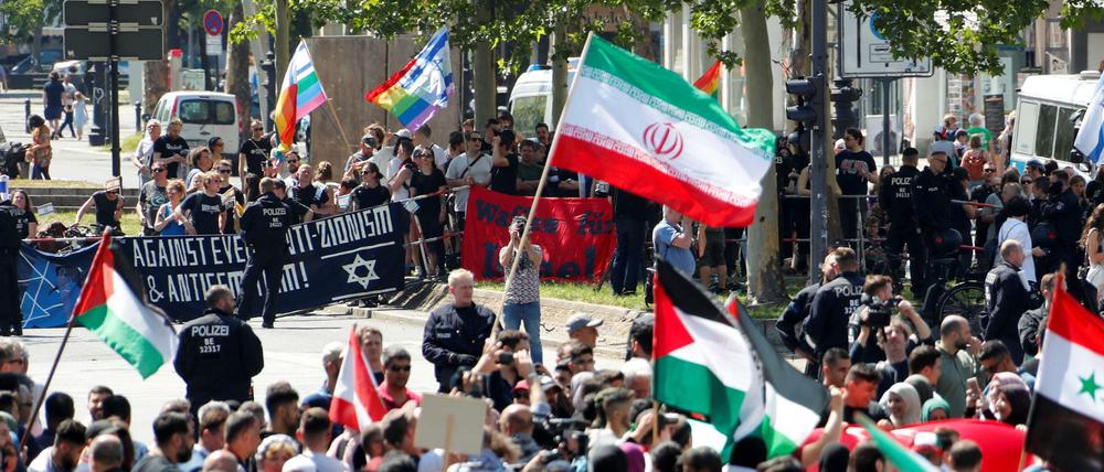 Antisemitismus unterbinden. Teilnehmer der Gegendemonstration des Antifaschistischen Bündnisses. 