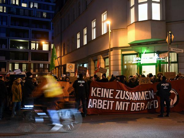 Die Demonstrierenden halten ein Banner mit der Aufschrift: „Keine Zusammenarbeit mit der AfD“ 