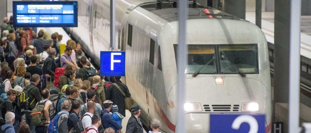 Pfingst-Verkehr. Zahlreiche Reisende warten am Hauptbahnhof auf ihren Zug Richtung Köln. 