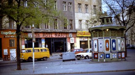 Die Kreuzberger Mietshäuser sind noch unsaniert, die Kneipen und das "Café Achteck" dafür sehr bunt, wie hier am Heinrichplatz mit Blick auf die "Rote Harfe". In unserer Bildergalerie zeigen wir Ihnen Aufnahmen aus dem Kreuzberg der 70er Jahre. 