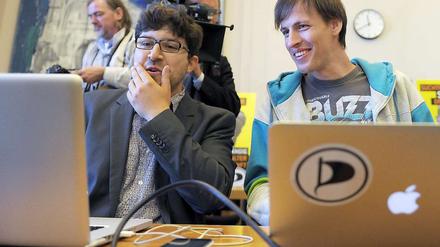Den Laptop immer dabei: Andreas Baum (rechts) und Christopher Lauer von der Piratenpartei während einer Pressekonferenz im Abgeordnetenhaus in Berlin.