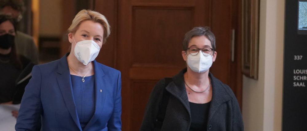 Franziska Giffey (l, SPD), Regierende Bürgermeisterin, und Gesundheitssenatorin Ulrike Gote (Bündnis90/Die Grünen) nach der Sitzung des Berliner Senats. 