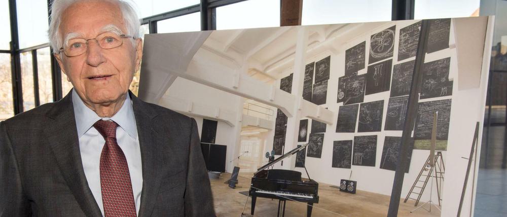 Der Berliner Unternehmer und Kunstsammler Erich Marx im Jahr 2015 vor einem Werk von Joseph Beuys.
