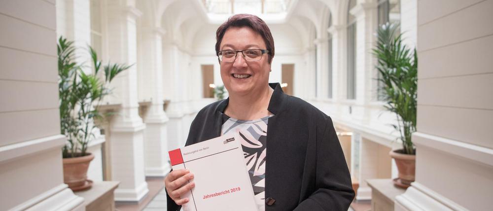 Karin Klingen, Präsidentin des Rechnungshofs Berlin, stellt im im Abgeordnetenhaus den Jahresbericht des Rechnungshofs vor (Archivbild aus dem Juni 2019).