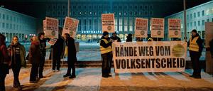 «Hande weg vom Volksentscheid»: Demonstranten am Tempelhofer Feld.