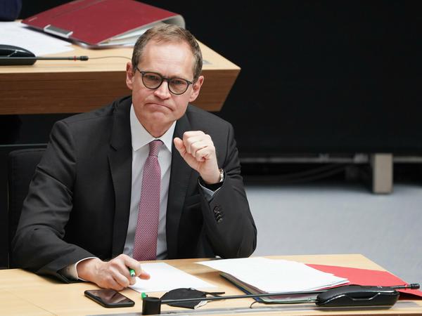Michael Müller (SPD), Regierender Bürgermeister, nimmt an der Plenarsitzung des Berliner Abgeordnetenhauses teil.