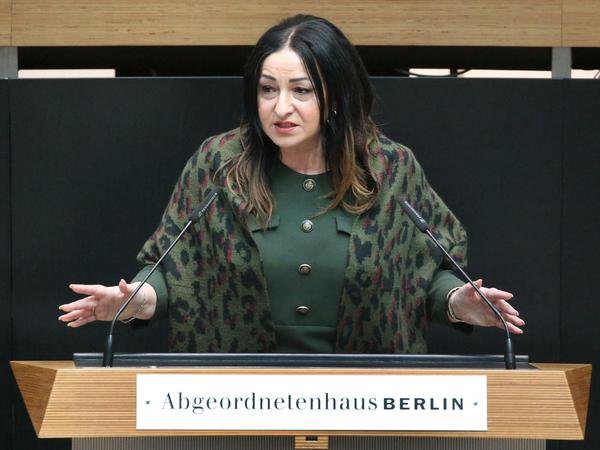 Dilek Kalayci (SPD), Gesundheitssenatorin, pflichtet Jens Spahn während einer Plenarsitzung im Berliner Abgeordnetenhaus bei.